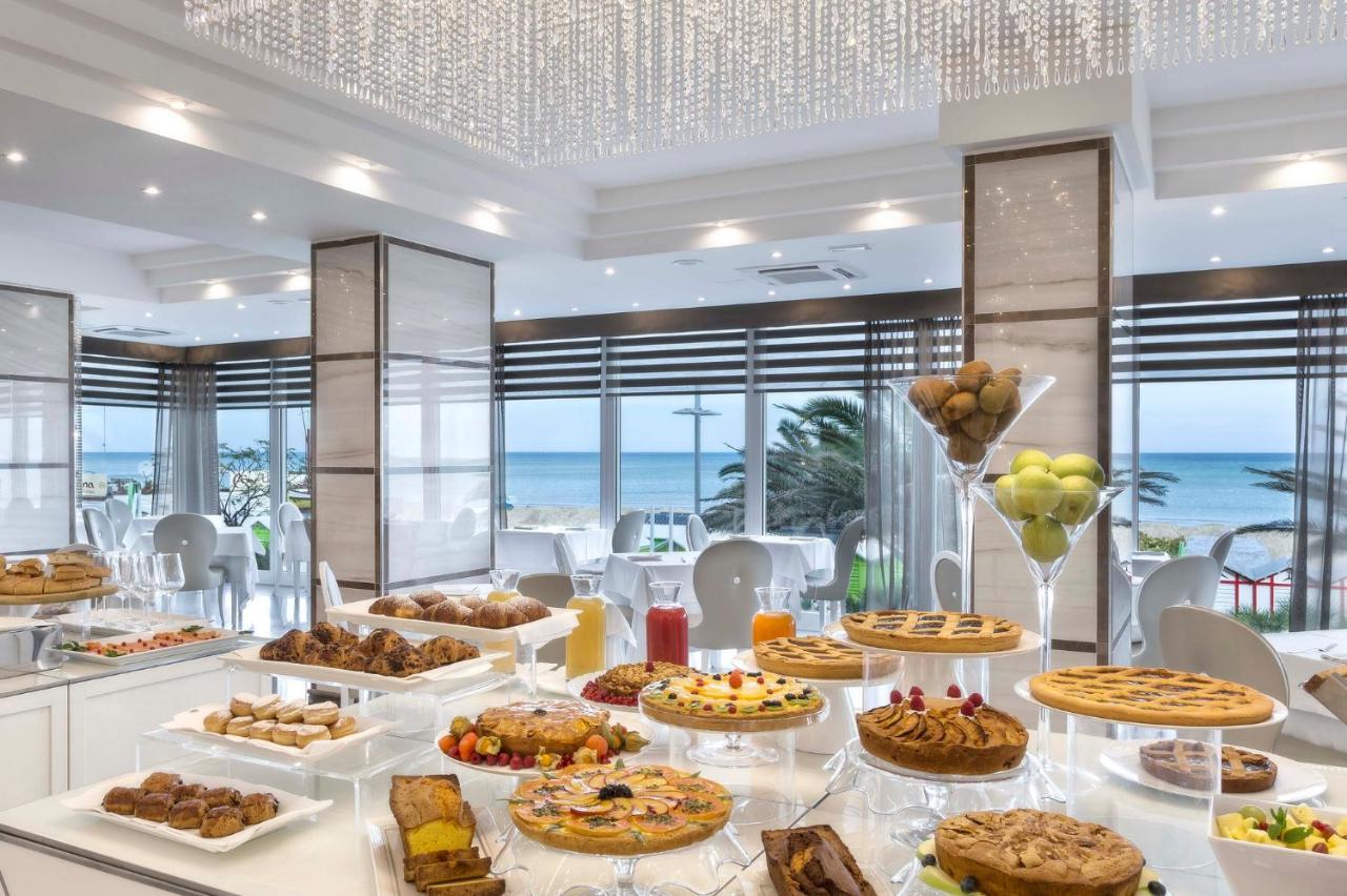 Hotel Tiffany'S Riccione Buitenkant foto