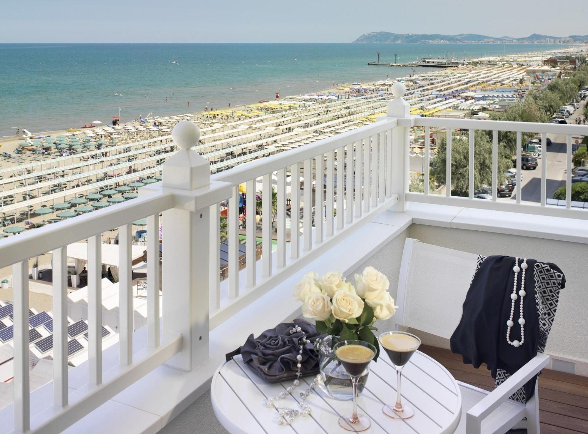 Hotel Tiffany'S Riccione Buitenkant foto
