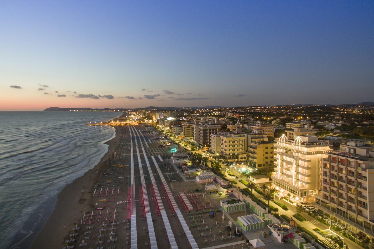 Hotel Tiffany'S Riccione Buitenkant foto